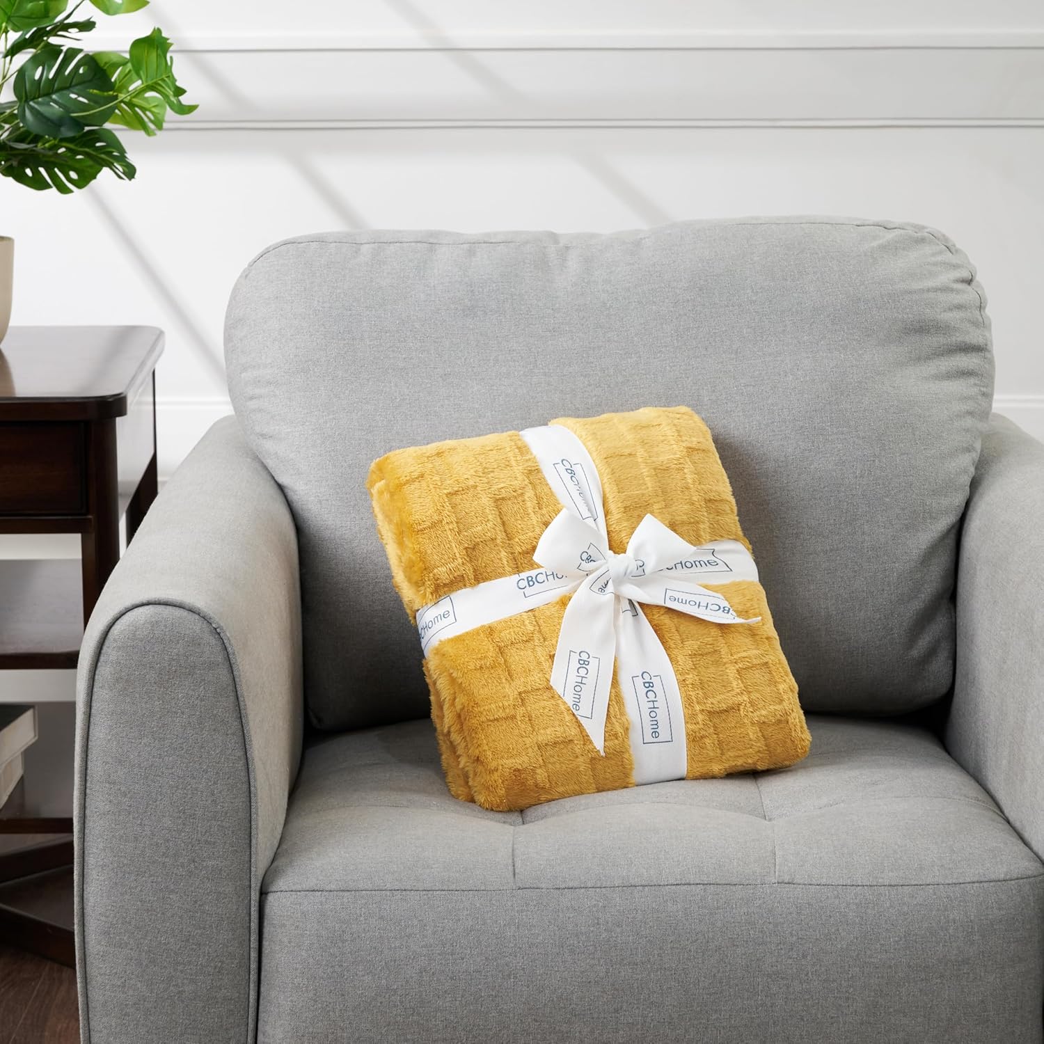 Velvet Plush Jacquard Tile Throw Blanket for Couch - Buttery Soft, Cozy Throw, for Women (Amber Gold, 50" x 60")